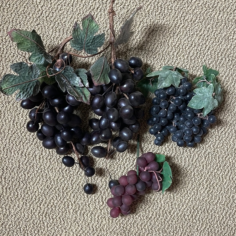 Bundle of grapes to decorate with. (They need to be cleaned) Good condition!